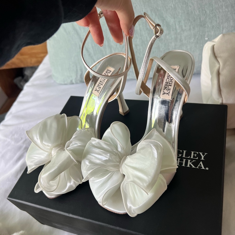 Badgley Mischka Nessie bowed stiletto White Satin Bow Heels